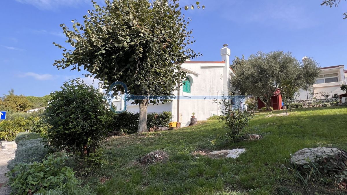  NJIVICE - VELIKA HIŠA Z UKREJENIM VRTOM IN GARAŽO