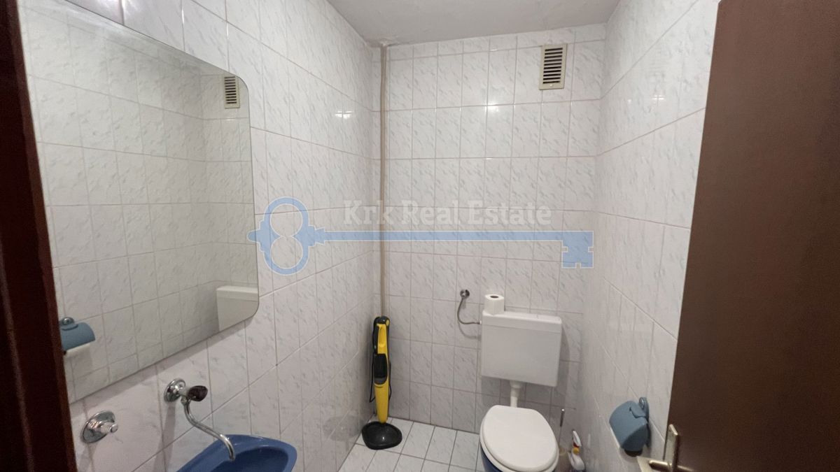  NJIVICE - VELIKA HIŠA Z UKREJENIM VRTOM IN GARAŽO