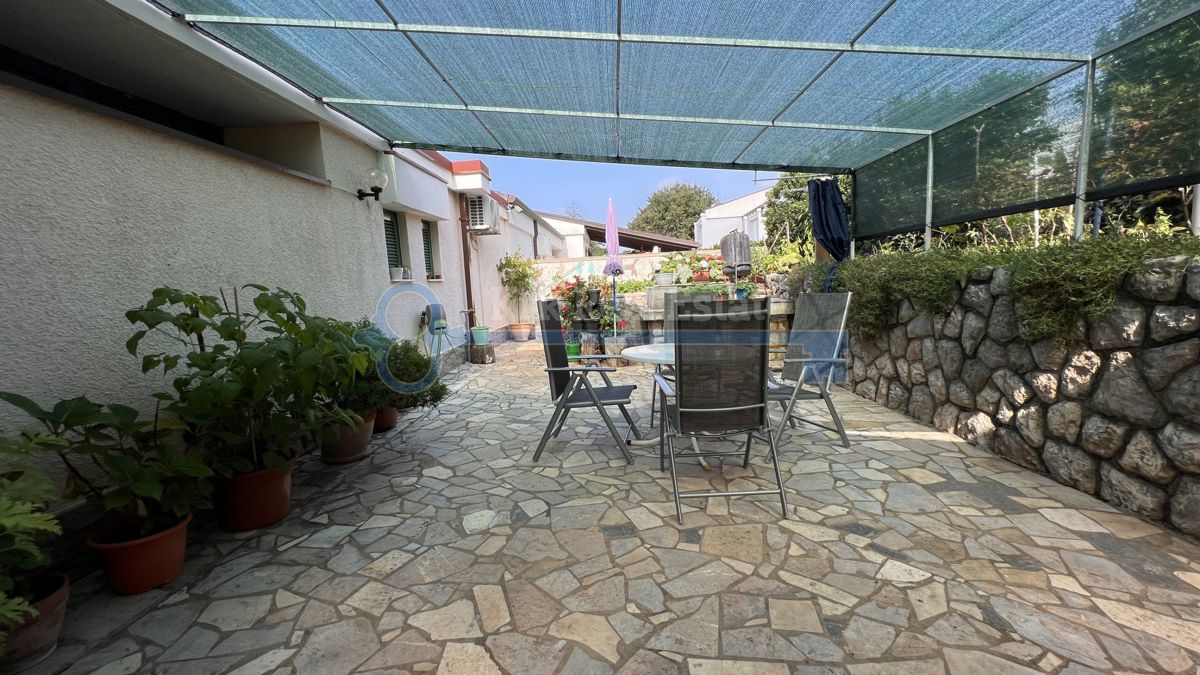  NJIVICE - VELIKA HIŠA Z UKREJENIM VRTOM IN GARAŽO