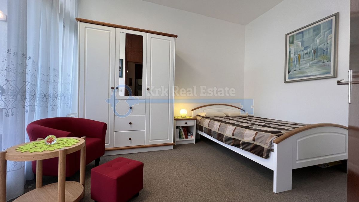  NJIVICE - VELIKA HIŠA Z UKREJENIM VRTOM IN GARAŽO