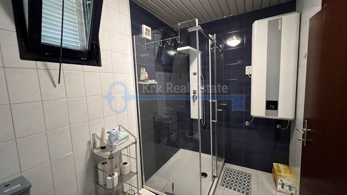  NJIVICE - VELIKA HIŠA Z UKREJENIM VRTOM IN GARAŽO