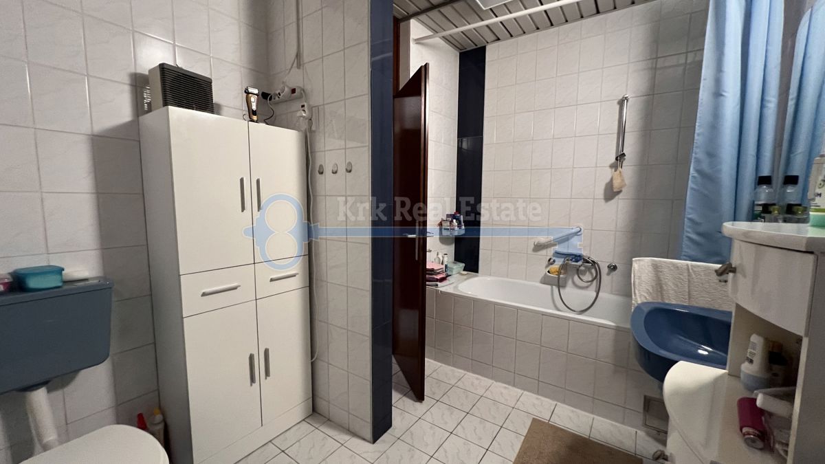  NJIVICE - VELIKA HIŠA Z UKREJENIM VRTOM IN GARAŽO