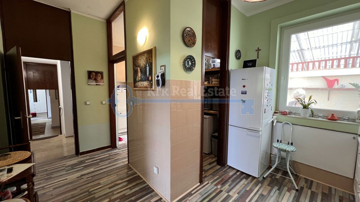  NJIVICE - VELIKA HIŠA Z UKREJENIM VRTOM IN GARAŽO