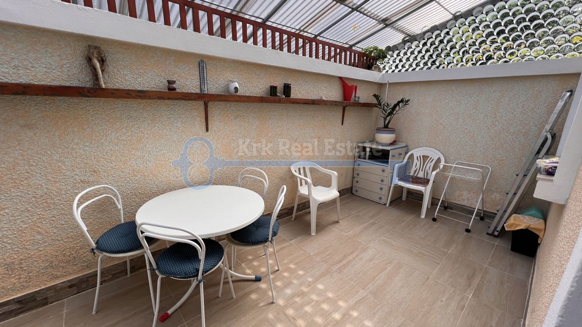  NJIVICE - VELIKA HIŠA Z UKREJENIM VRTOM IN GARAŽO