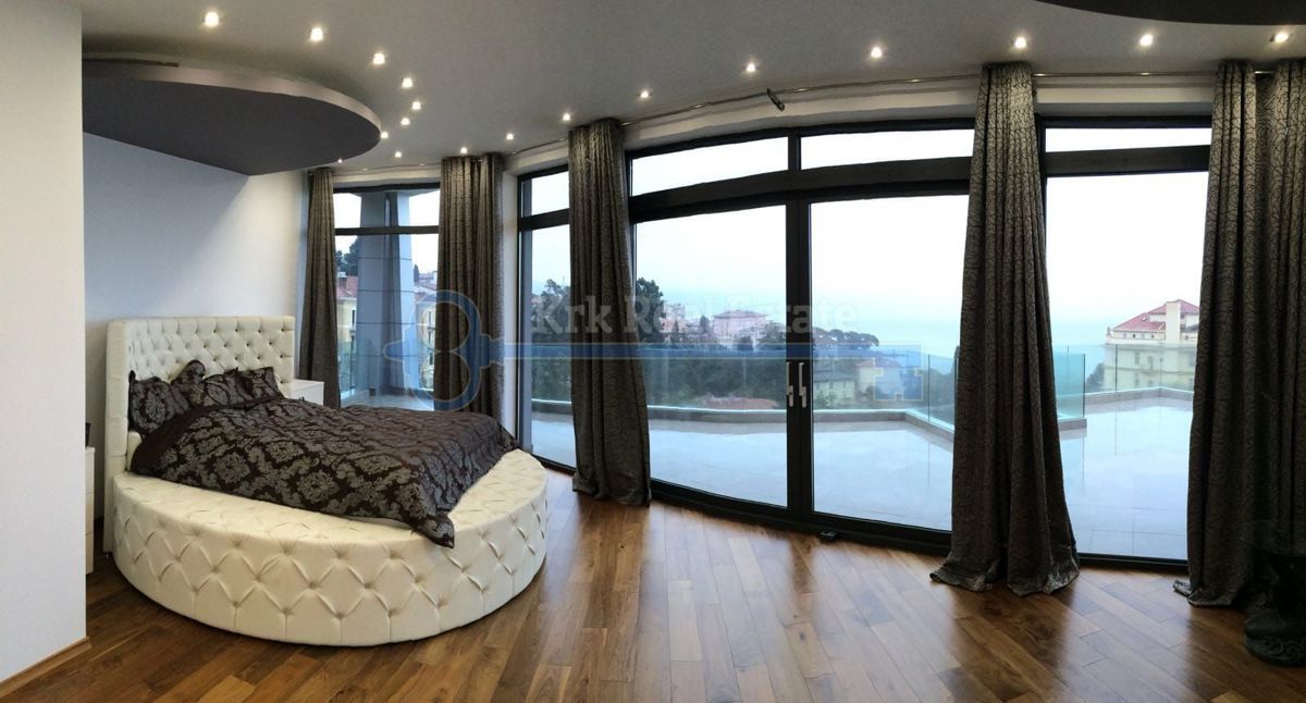 OPATIJA-SAMOSTOJNA VILA Z BAZENOM