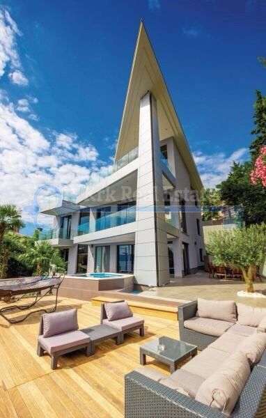 OPATIJA-SAMOSTOJNA VILA Z BAZENOM