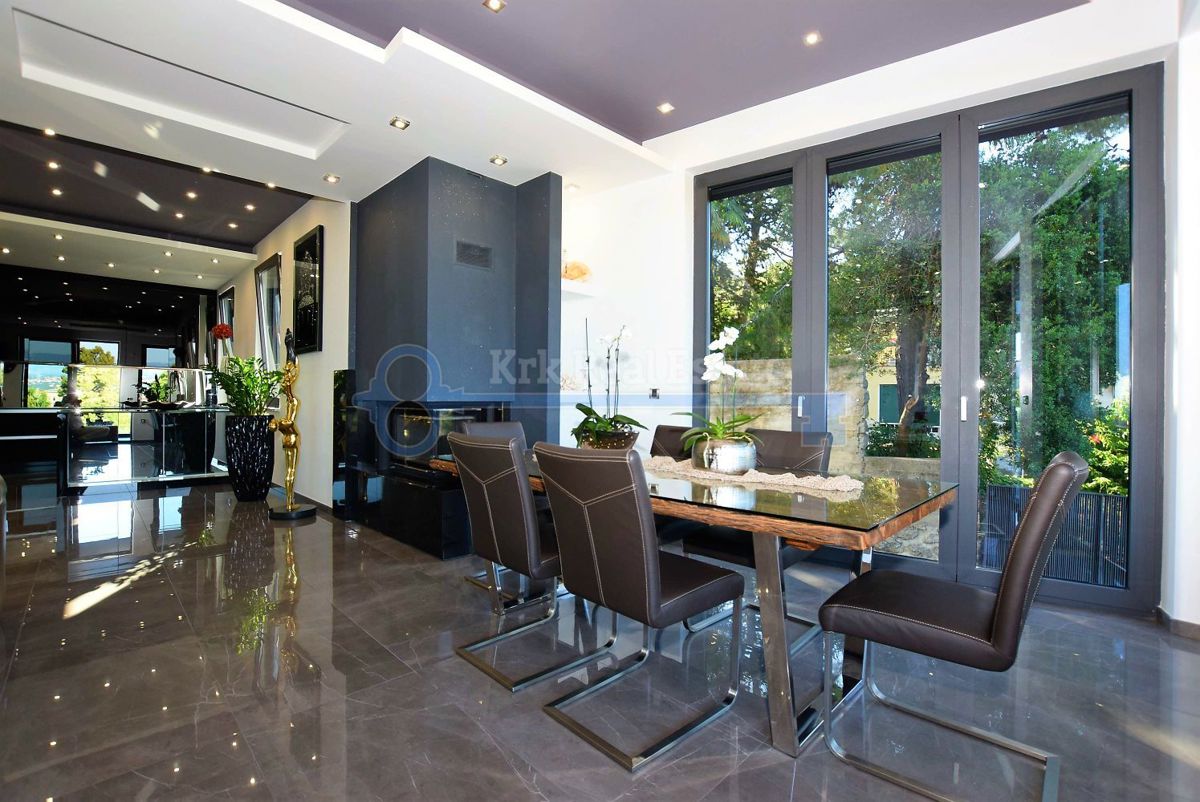 OPATIJA-SAMOSTOJNA VILA Z BAZENOM