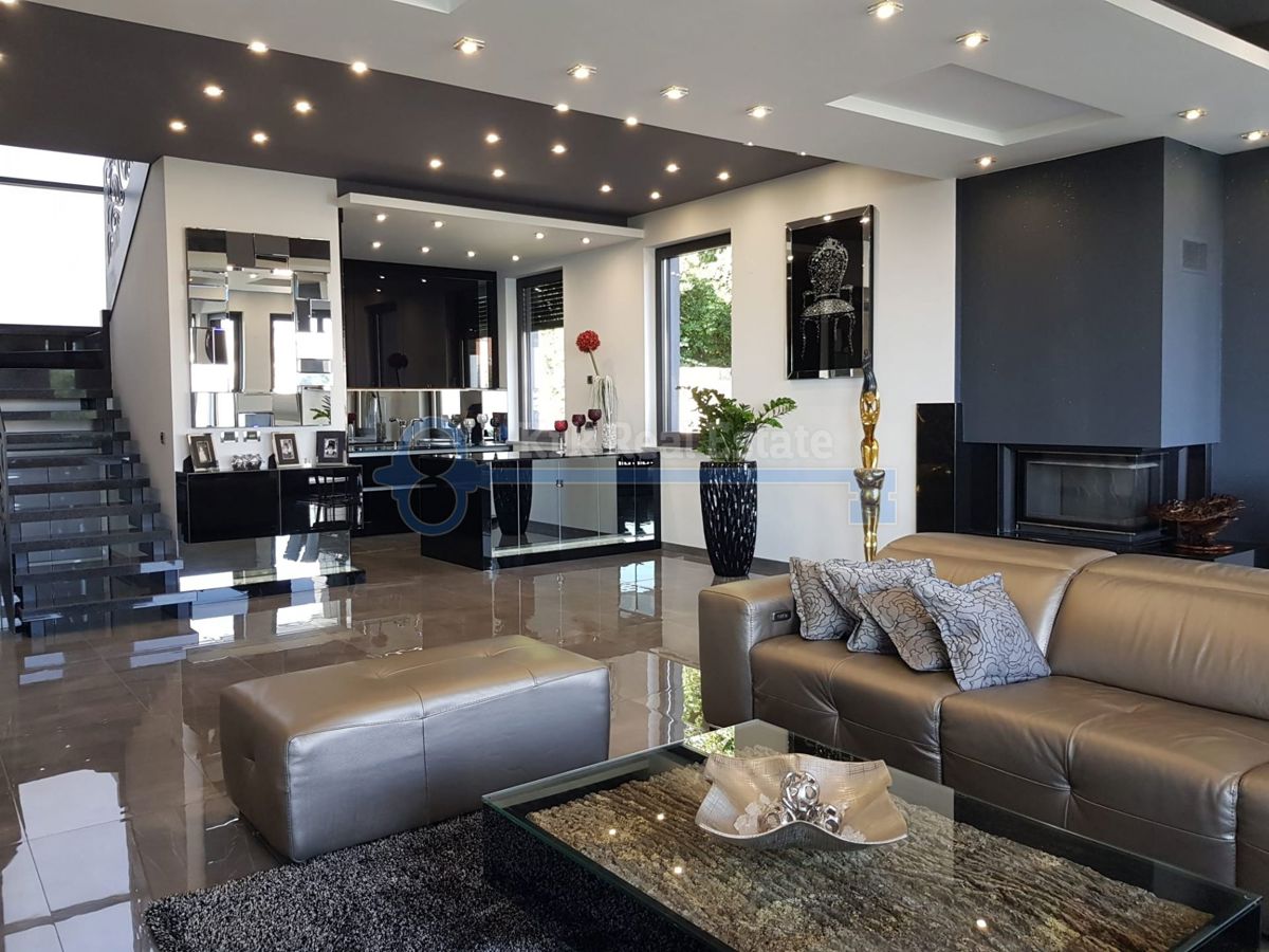 OPATIJA-SAMOSTOJNA VILA Z BAZENOM