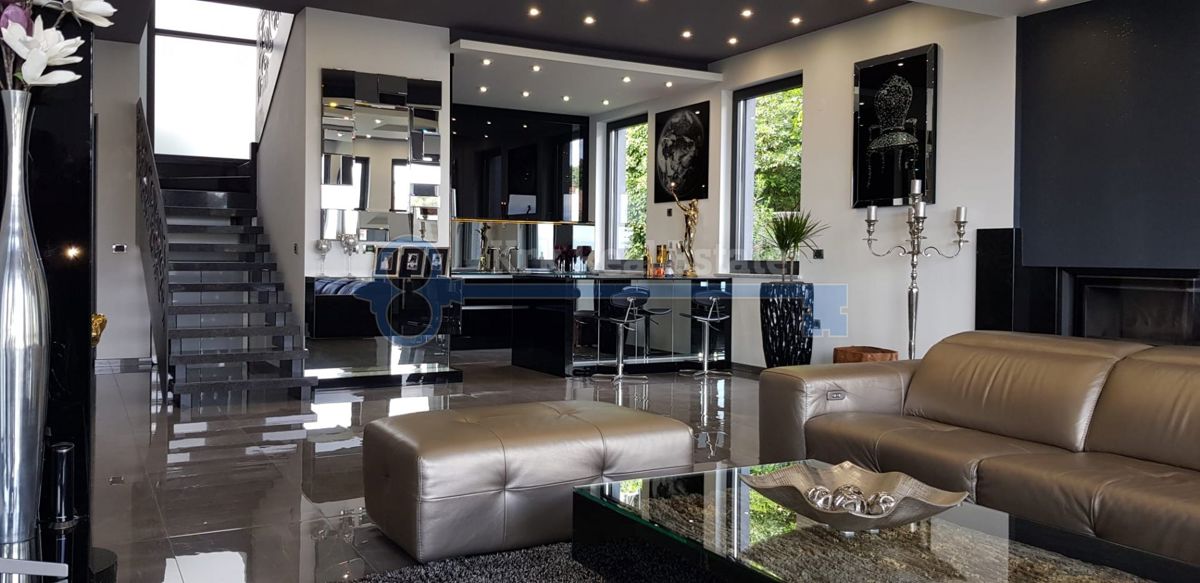 OPATIJA-SAMOSTOJNA VILA Z BAZENOM