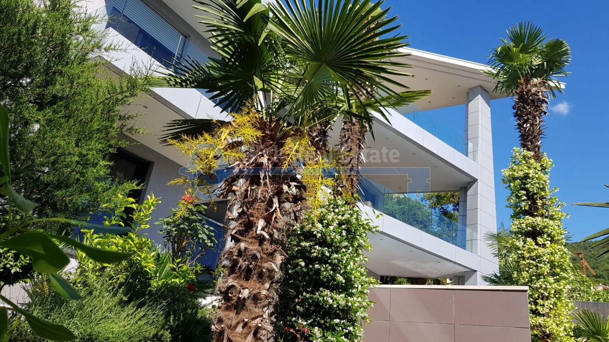 OPATIJA-SAMOSTOJNA VILA Z BAZENOM