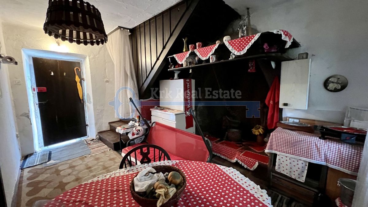 POLJE - KAMNITA HIŠA Z DODATNIM STANOVANJEM IN VRTOM