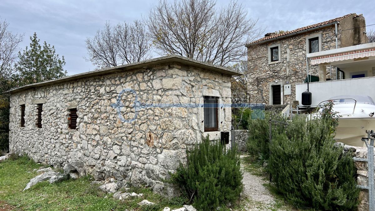 POLJE - KAMNITA HIŠA Z DODATNIM STANOVANJEM IN VRTOM