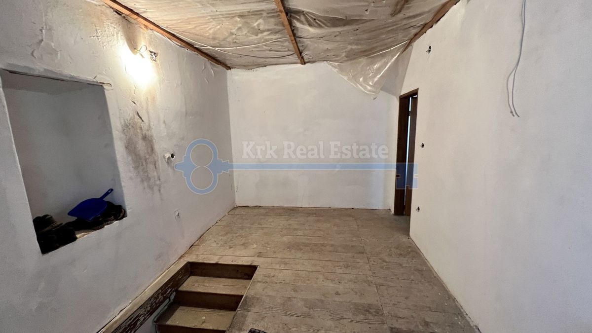 POLJE - KAMNITA HIŠA Z DODATNIM STANOVANJEM IN VRTOM