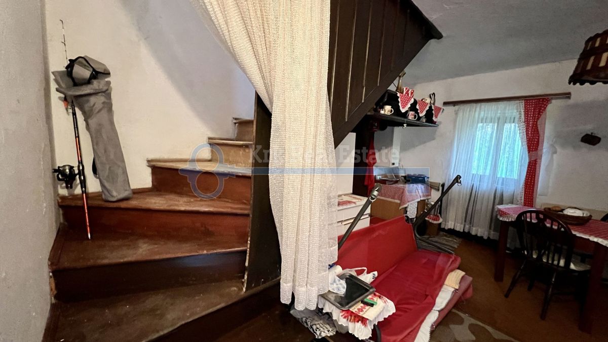 POLJE - KAMNITA HIŠA Z DODATNIM STANOVANJEM IN VRTOM