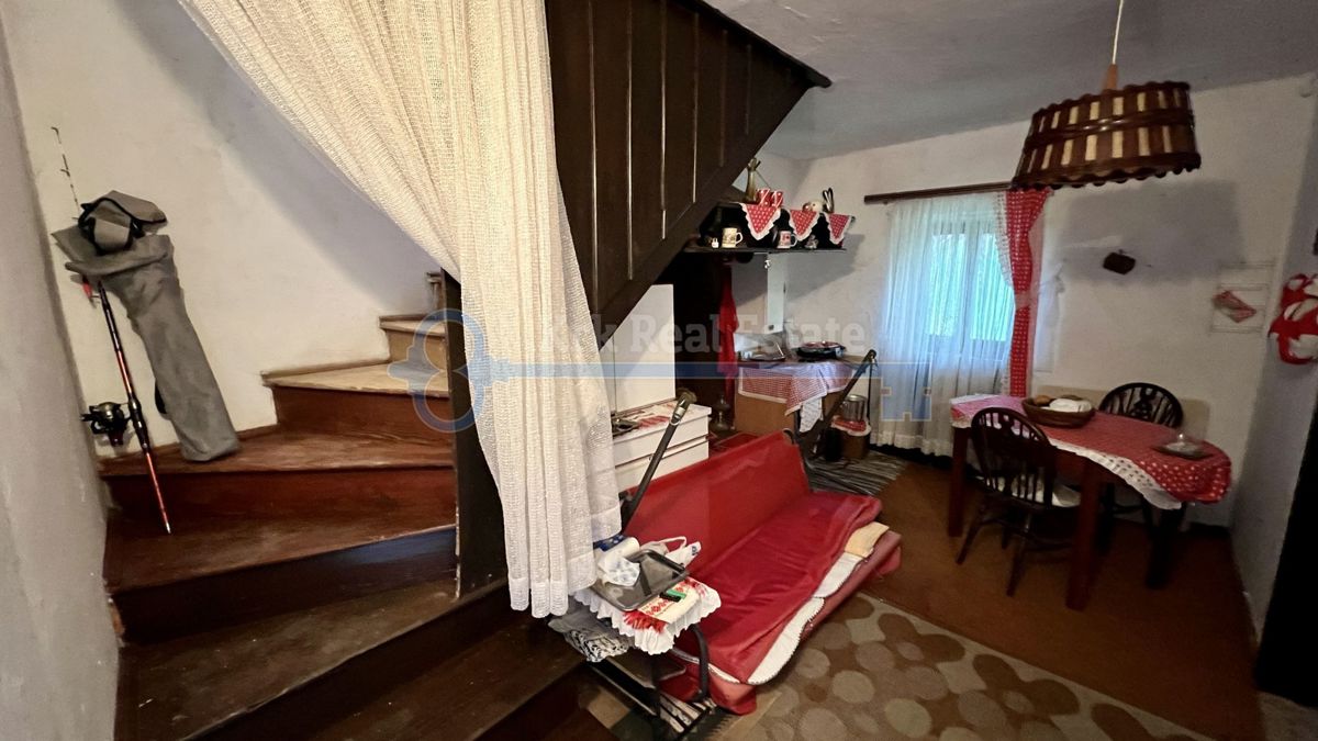 POLJE - KAMNITA HIŠA Z DODATNIM STANOVANJEM IN VRTOM