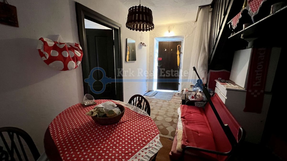POLJE - KAMNITA HIŠA Z DODATNIM STANOVANJEM IN VRTOM