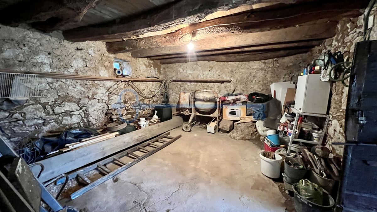 POLJE - KAMNITA HIŠA Z DODATNIM STANOVANJEM IN VRTOM