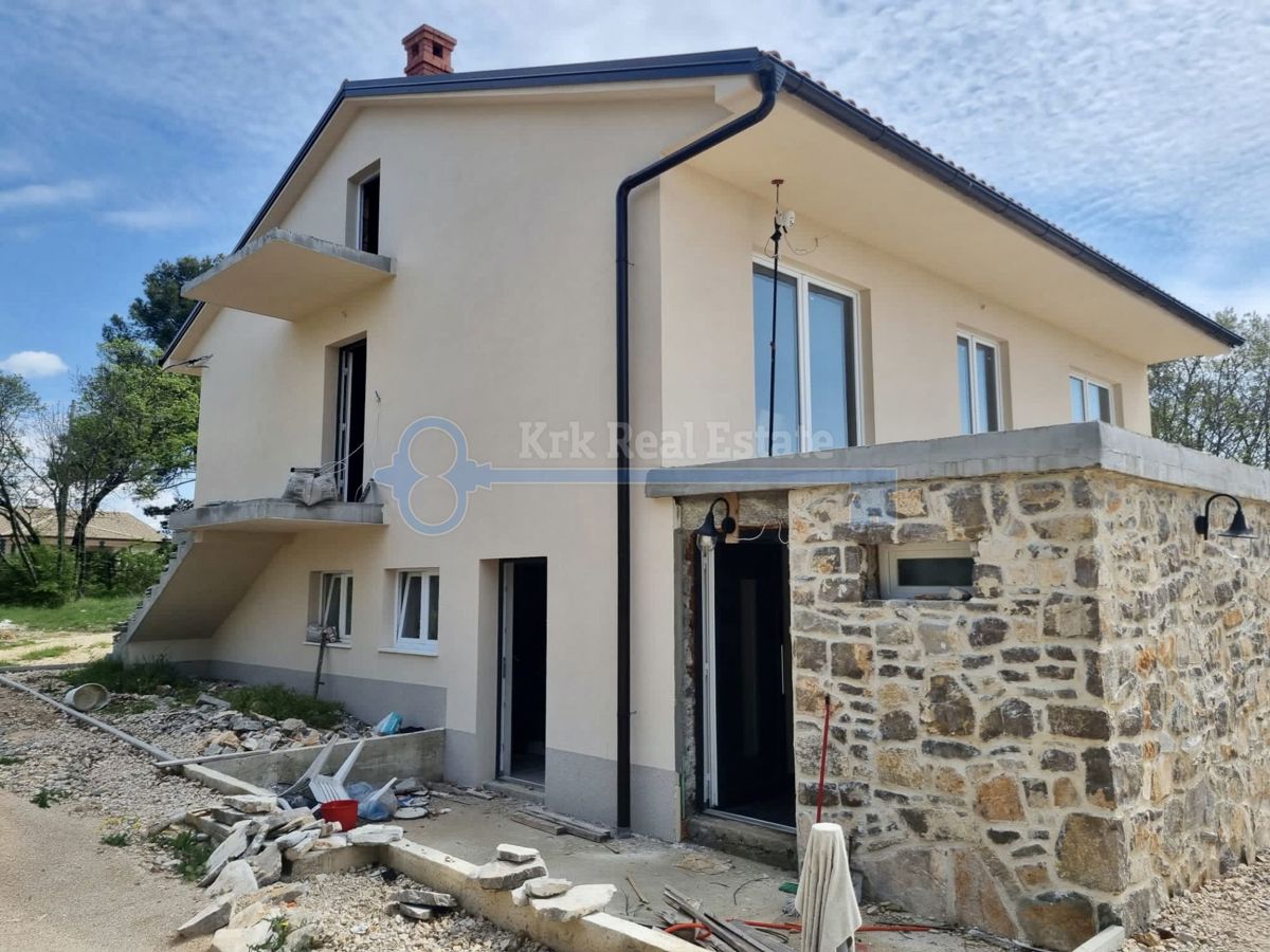 MALINSKA - HIŠA Z VELIKIM DVORIŠČEM, BAZENOM IN TENIŠKIM IGRIŠČEM