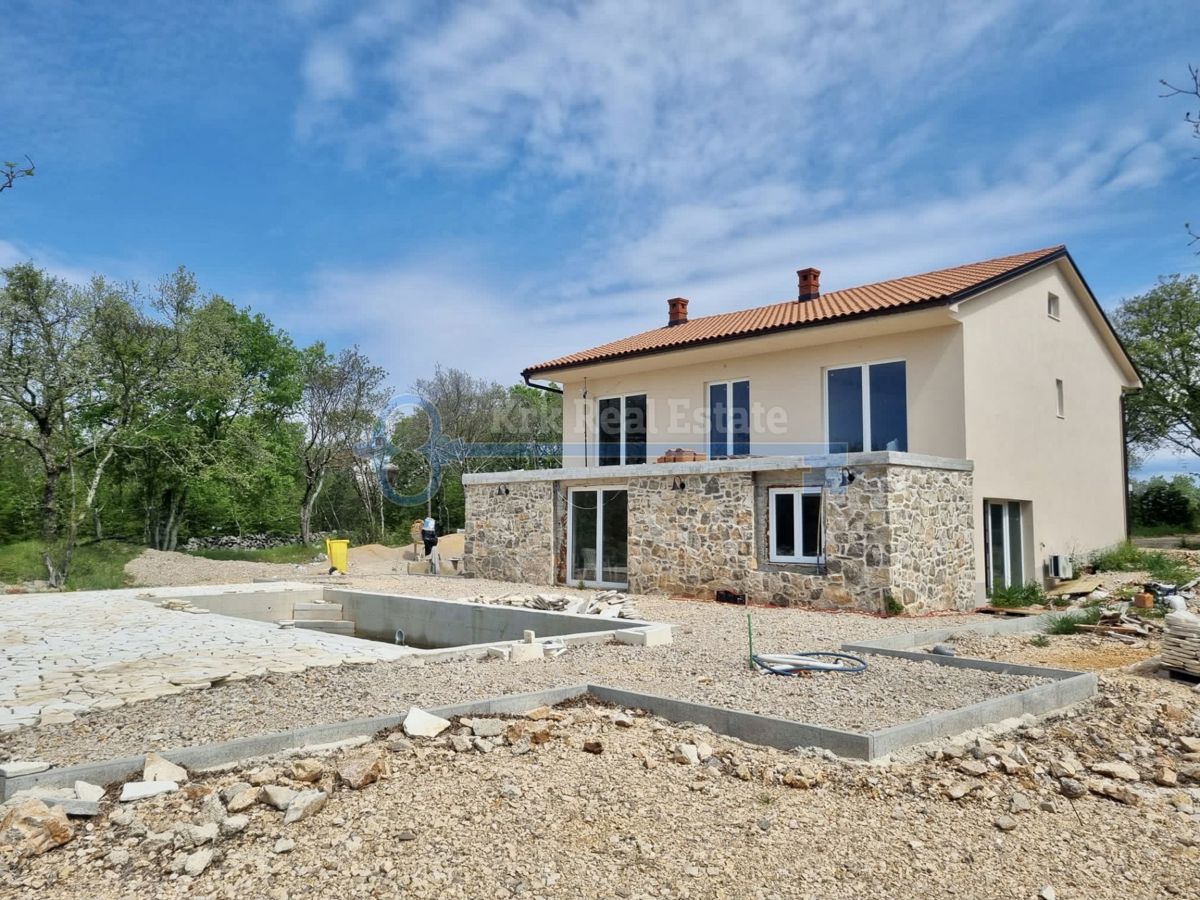 MALINSKA - HIŠA Z VELIKIM DVORIŠČEM, BAZENOM IN TENIŠKIM IGRIŠČEM
