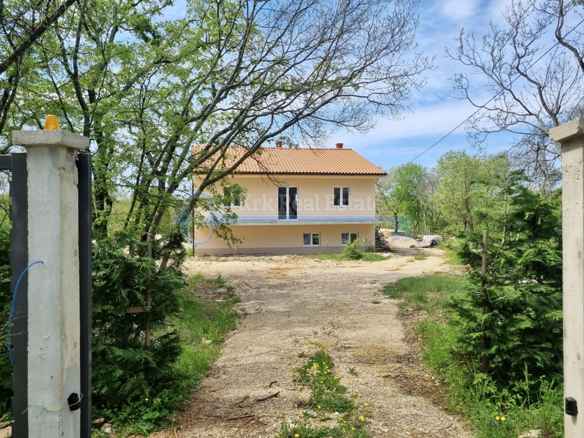 MALINSKA - HIŠA Z VELIKIM DVORIŠČEM, BAZENOM IN TENIŠKIM IGRIŠČEM