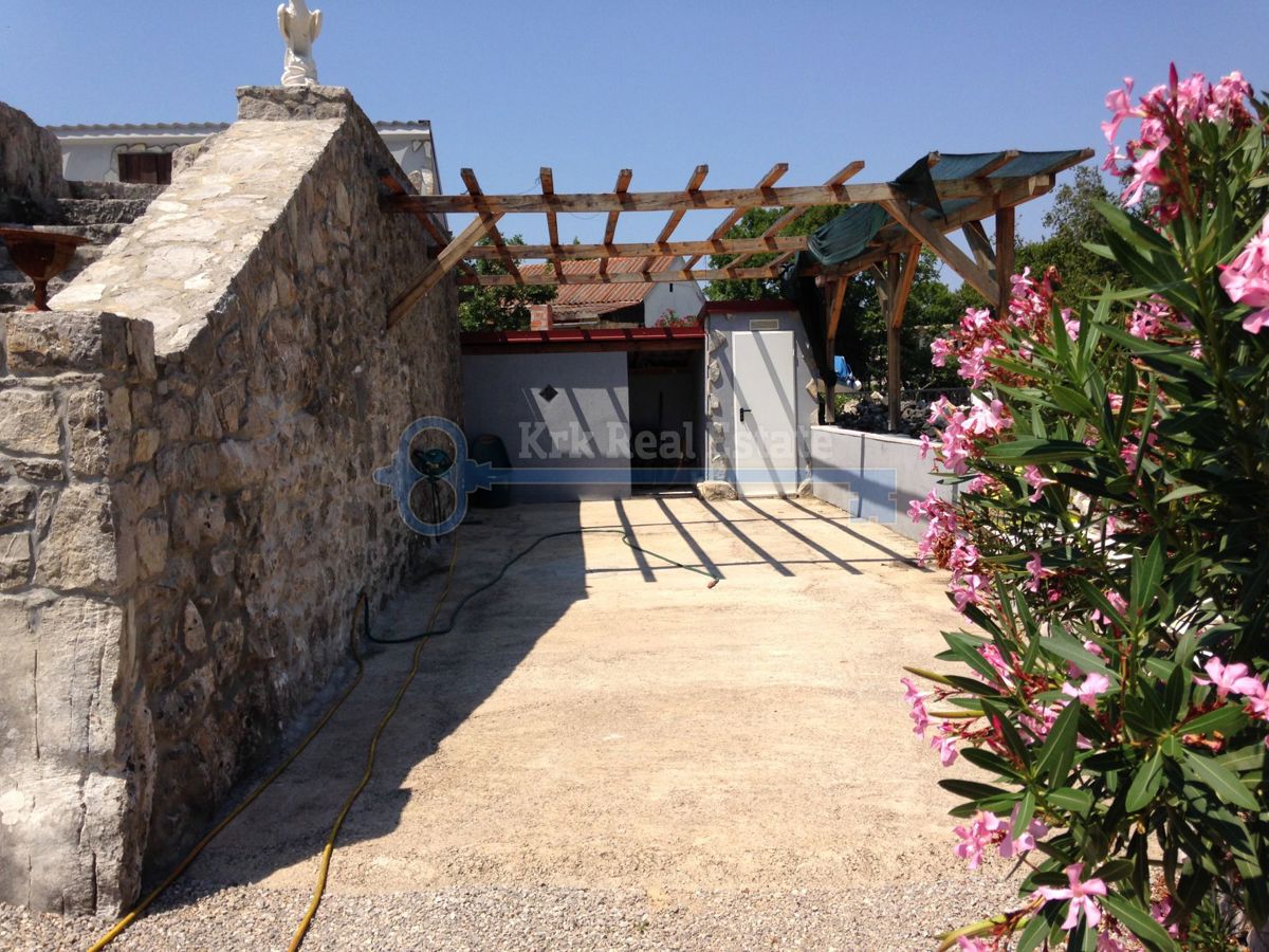 KRK-SAMOSTOJNA HIŠA Z VRTOM