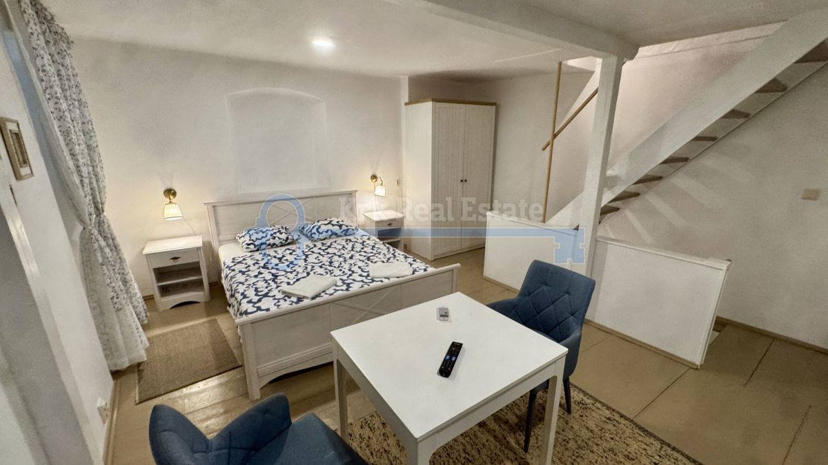 PUNAT - OBNOVLJENA KAMNITA HIŠA Z DVEMA APARTMAJEMA