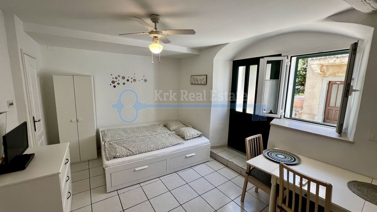 PUNAT - OBNOVLJENA KAMNITA HIŠA Z DVEMA APARTMAJEMA