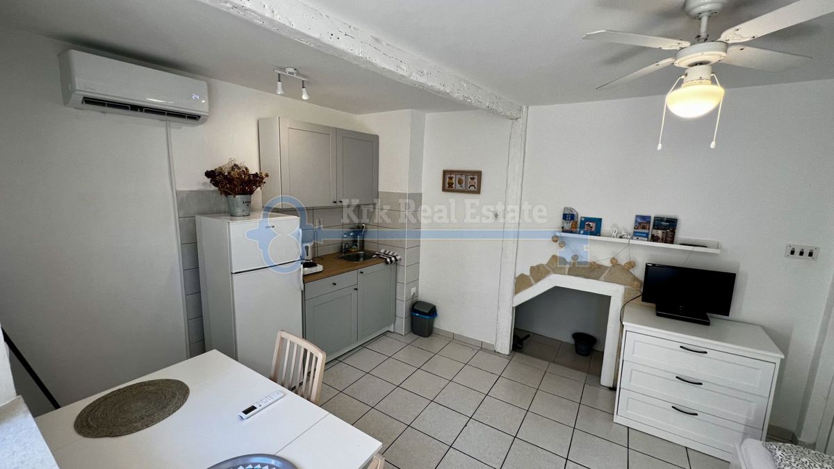 PUNAT - OBNOVLJENA KAMNITA HIŠA Z DVEMA APARTMAJEMA