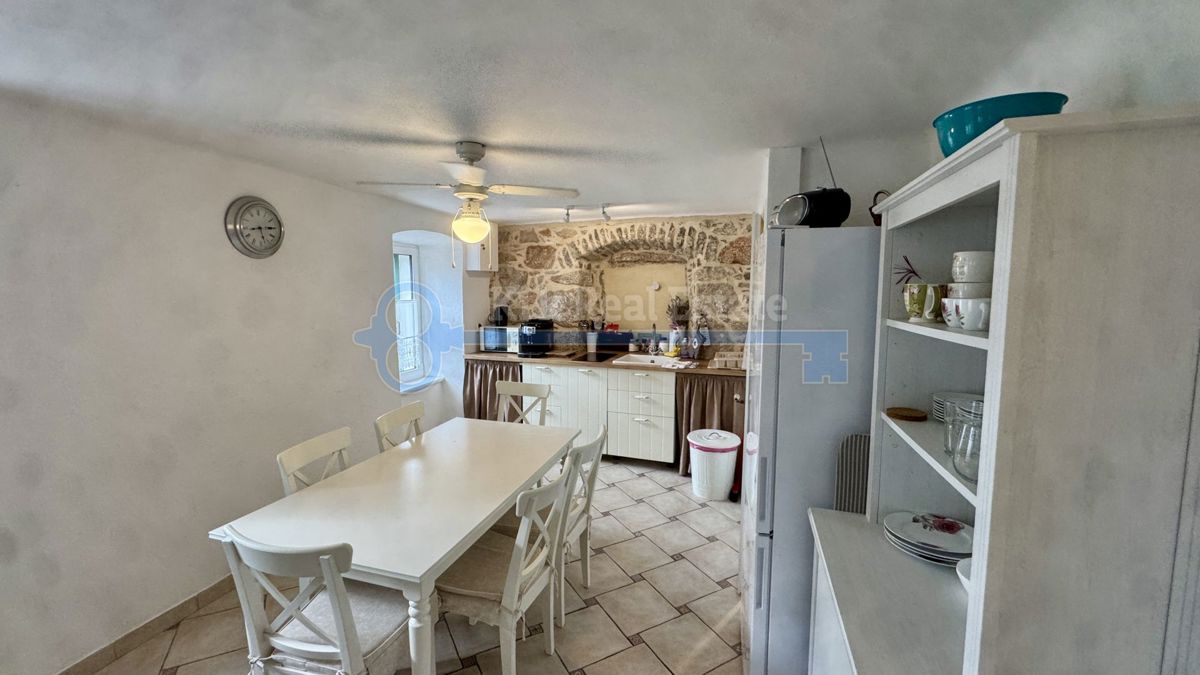 PUNAT - OBNOVLJENA KAMNITA HIŠA Z DVEMA APARTMAJEMA