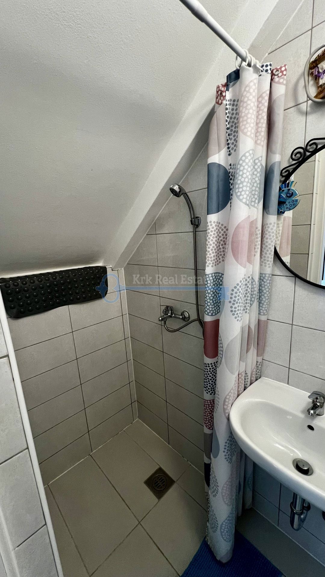 PUNAT - OBNOVLJENA KAMNITA HIŠA Z DVEMA APARTMAJEMA