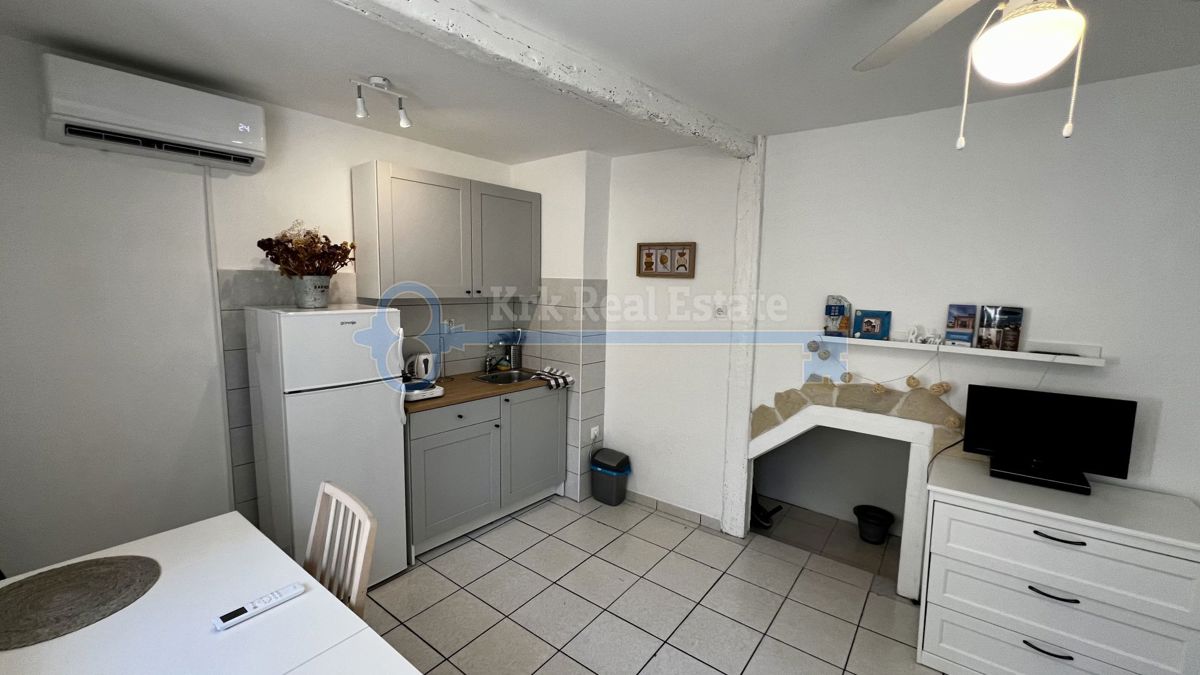 PUNAT - OBNOVLJENA KAMNITA HIŠA Z DVEMA APARTMAJEMA