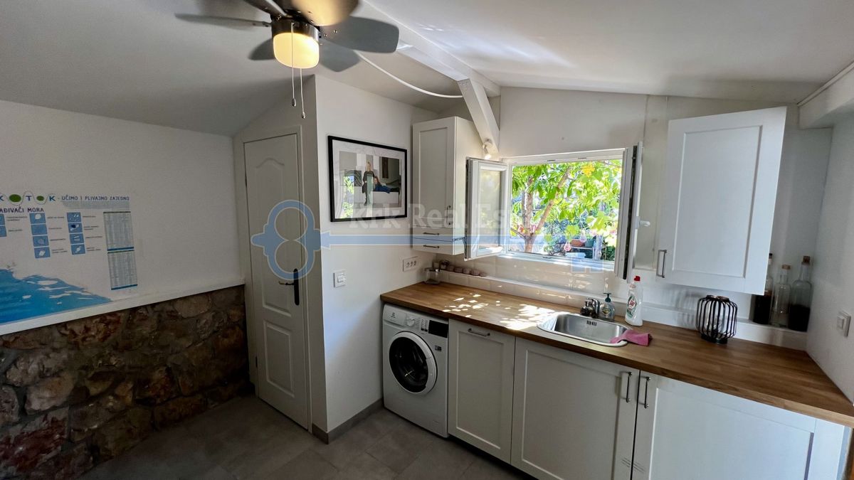 PUNAT - OBNOVLJENA KAMNITA HIŠA Z DVEMA APARTMAJEMA
