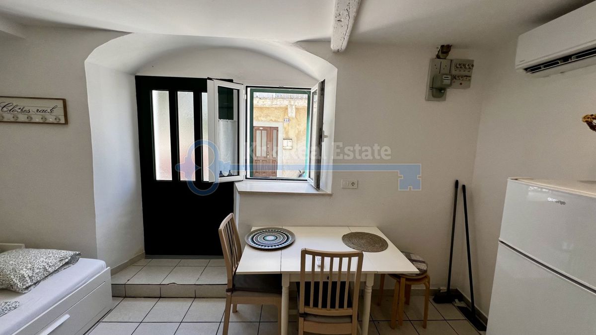 PUNAT - OBNOVLJENA KAMNITA HIŠA Z DVEMA APARTMAJEMA