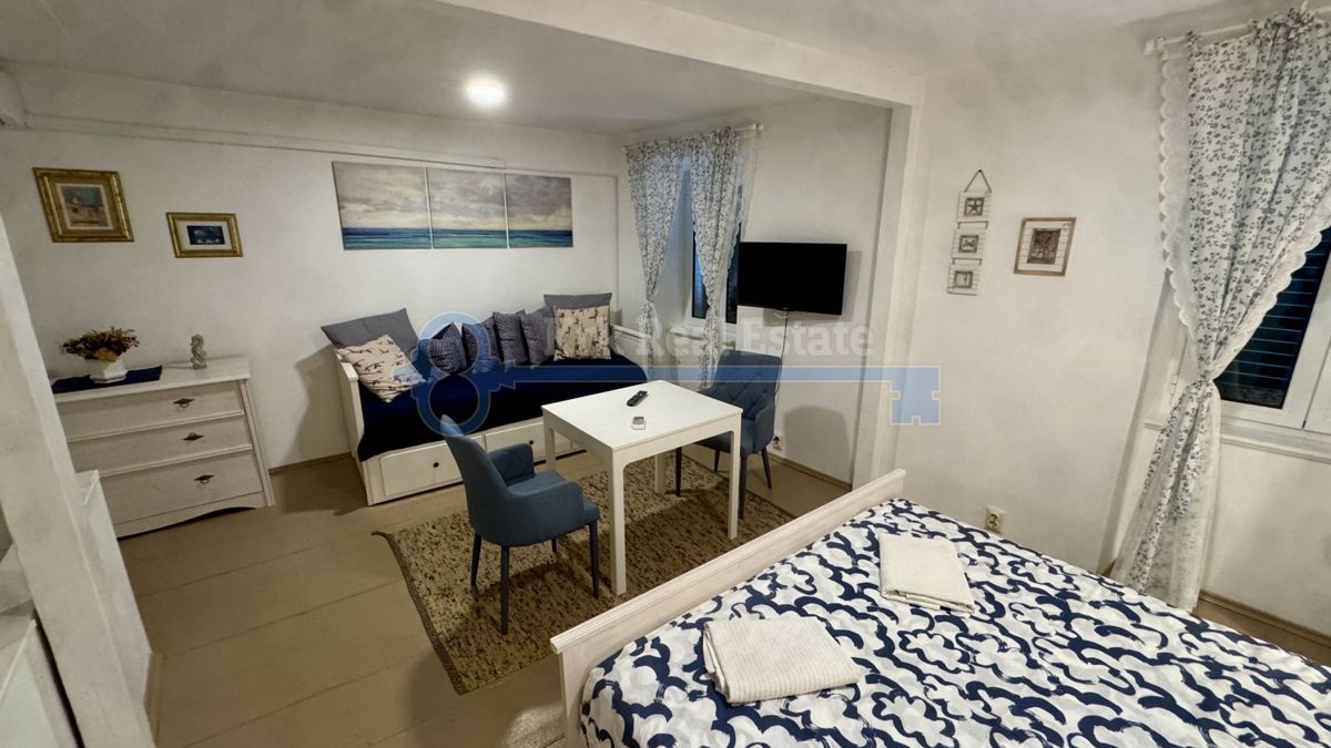 PUNAT - OBNOVLJENA KAMNITA HIŠA Z DVEMA APARTMAJEMA