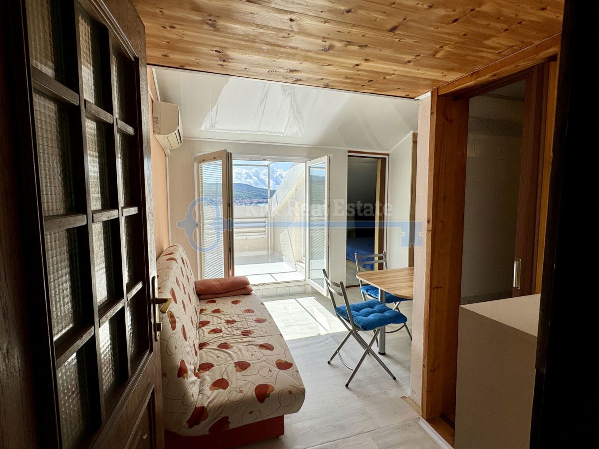 KORNIĆ- APARTMA S POGLEDOM NA MORJE