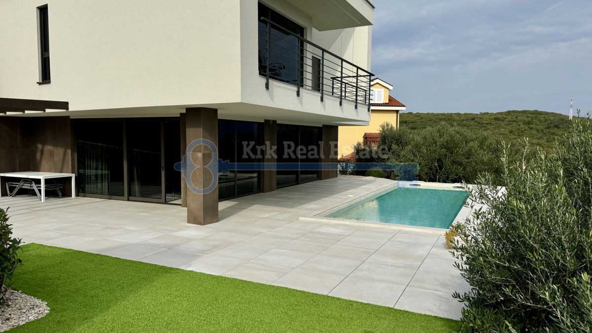 VRBNIK-LUXUSVILLA MIT POOL