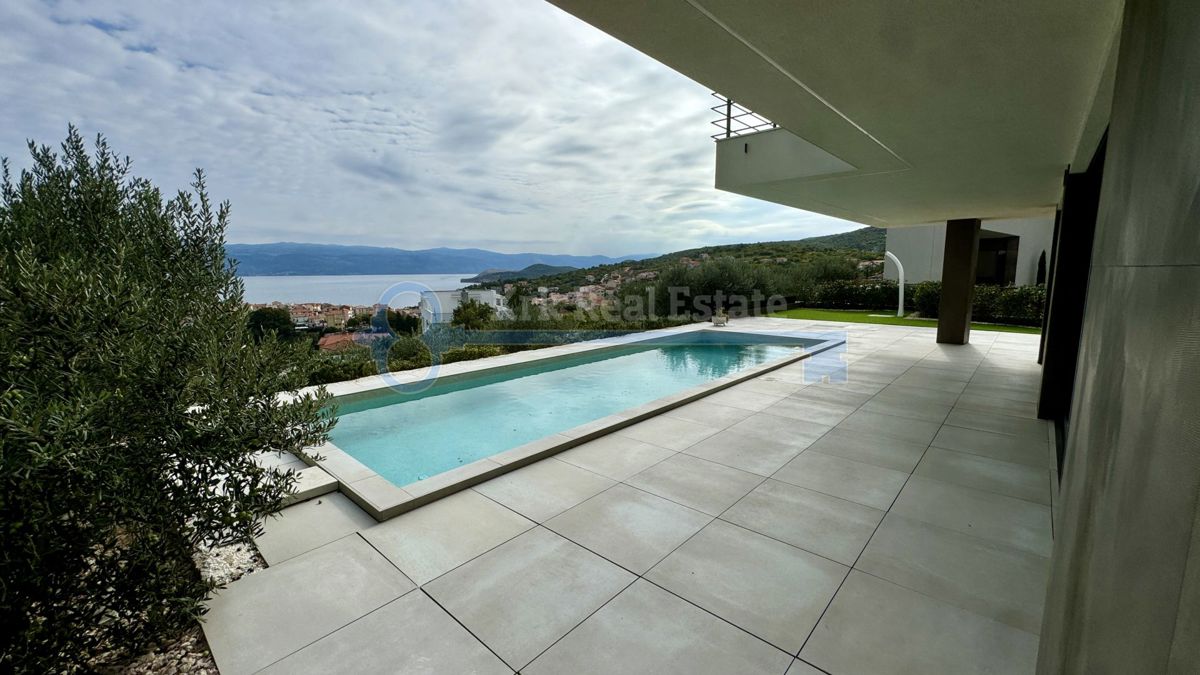 VRBNIK-LUXUSVILLA MIT POOL