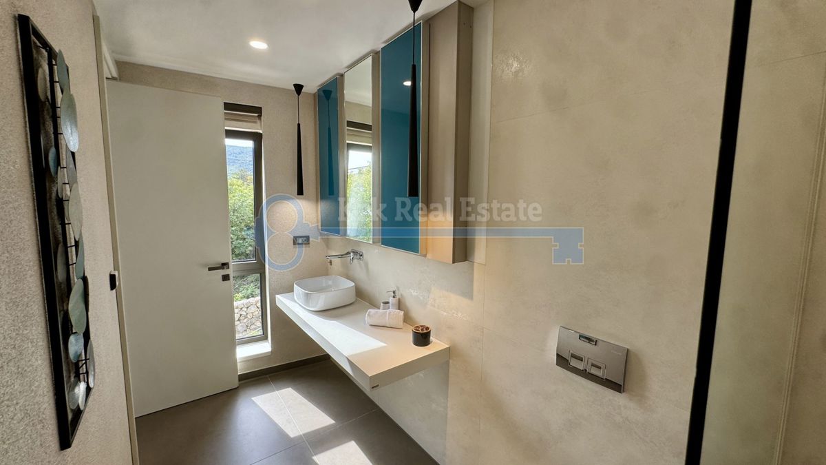 VRBNIK-LUXUSVILLA MIT POOL