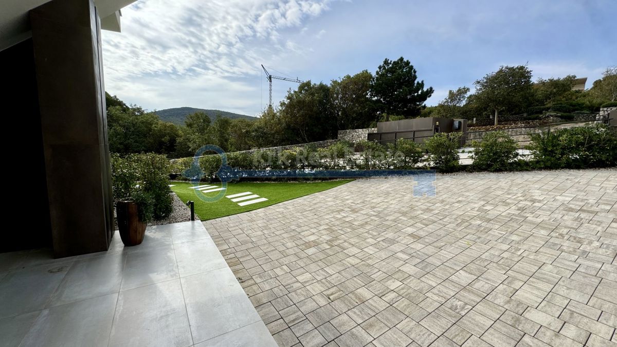 VRBNIK-LUXUSVILLA MIT POOL