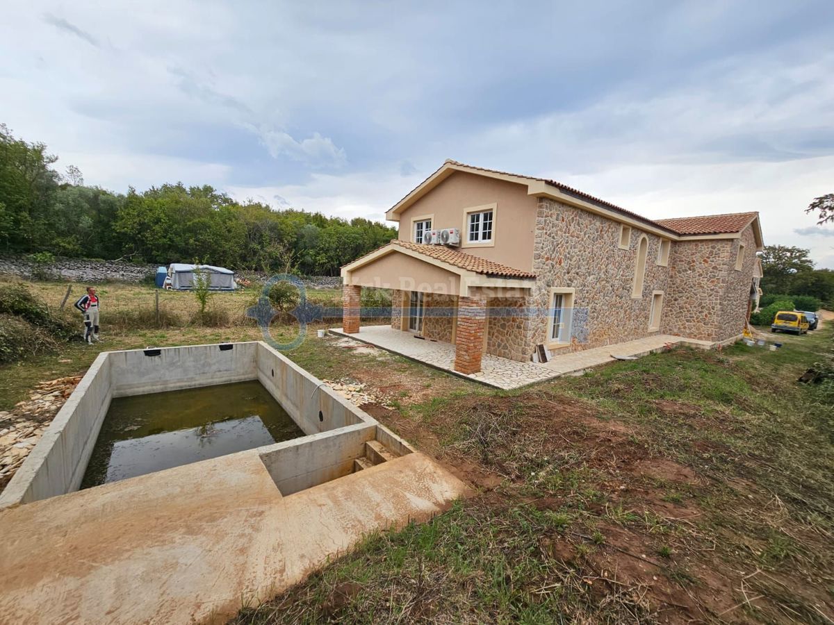 VRBNIK- RISIKA - VILA Z BAZENOM