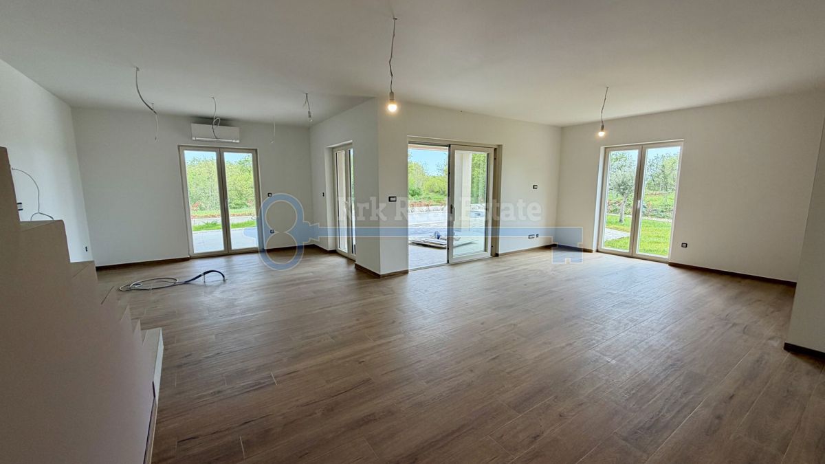 ŽMINJ - SAMOSTOJNA HIŠA Z BAZENOM