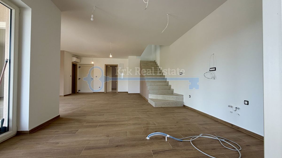 ŽMINJ - SAMOSTOJNA HIŠA Z BAZENOM