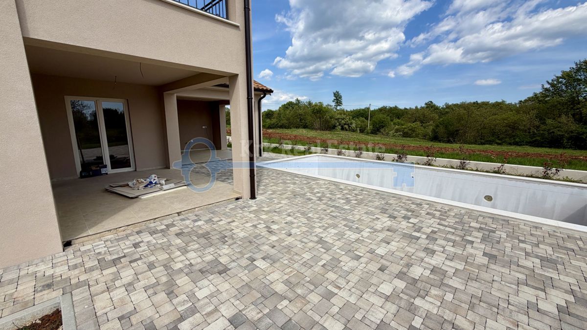 ŽMINJ - SAMOSTOJNA HIŠA Z BAZENOM