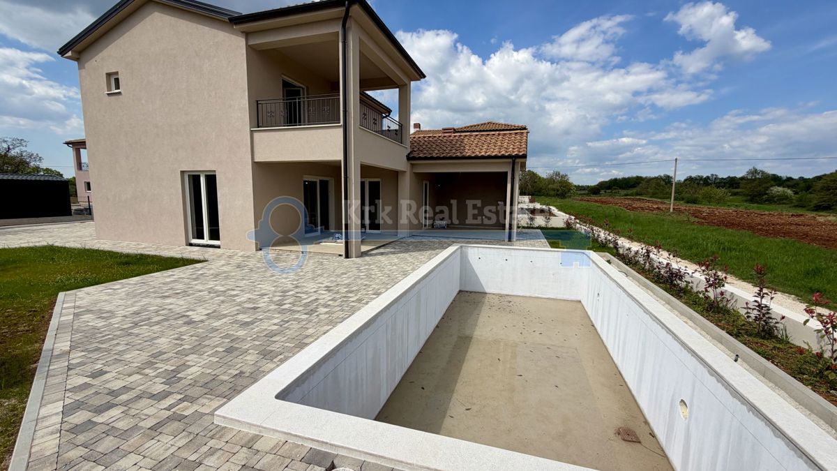 ŽMINJ - SAMOSTOJNA HIŠA Z BAZENOM