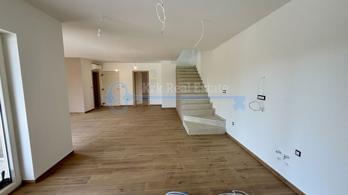 ŽMINJ - SAMOSTOJNA HIŠA Z BAZENOM