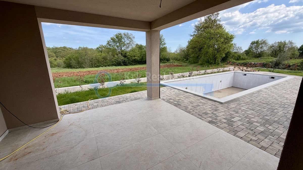 ŽMINJ - SAMOSTOJNA HIŠA Z BAZENOM