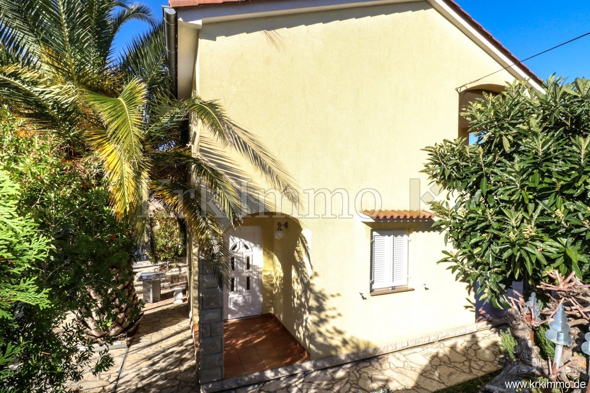 Malinska: Hiša na odlični lokaciji le 200 metrov od morja!