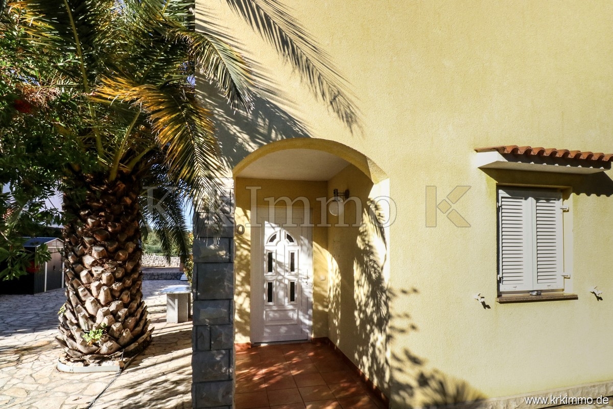 Malinska: Hiša na odlični lokaciji le 200 metrov od morja!