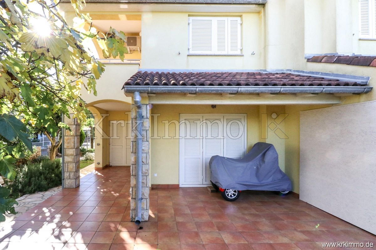 Malinska: Hiša na odlični lokaciji le 200 metrov od morja!