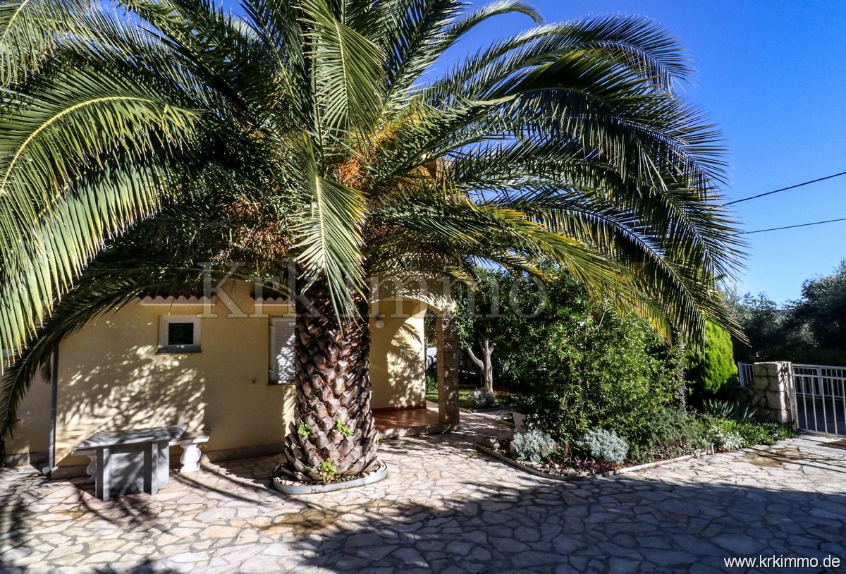 Malinska: Hiša na odlični lokaciji le 200 metrov od morja!